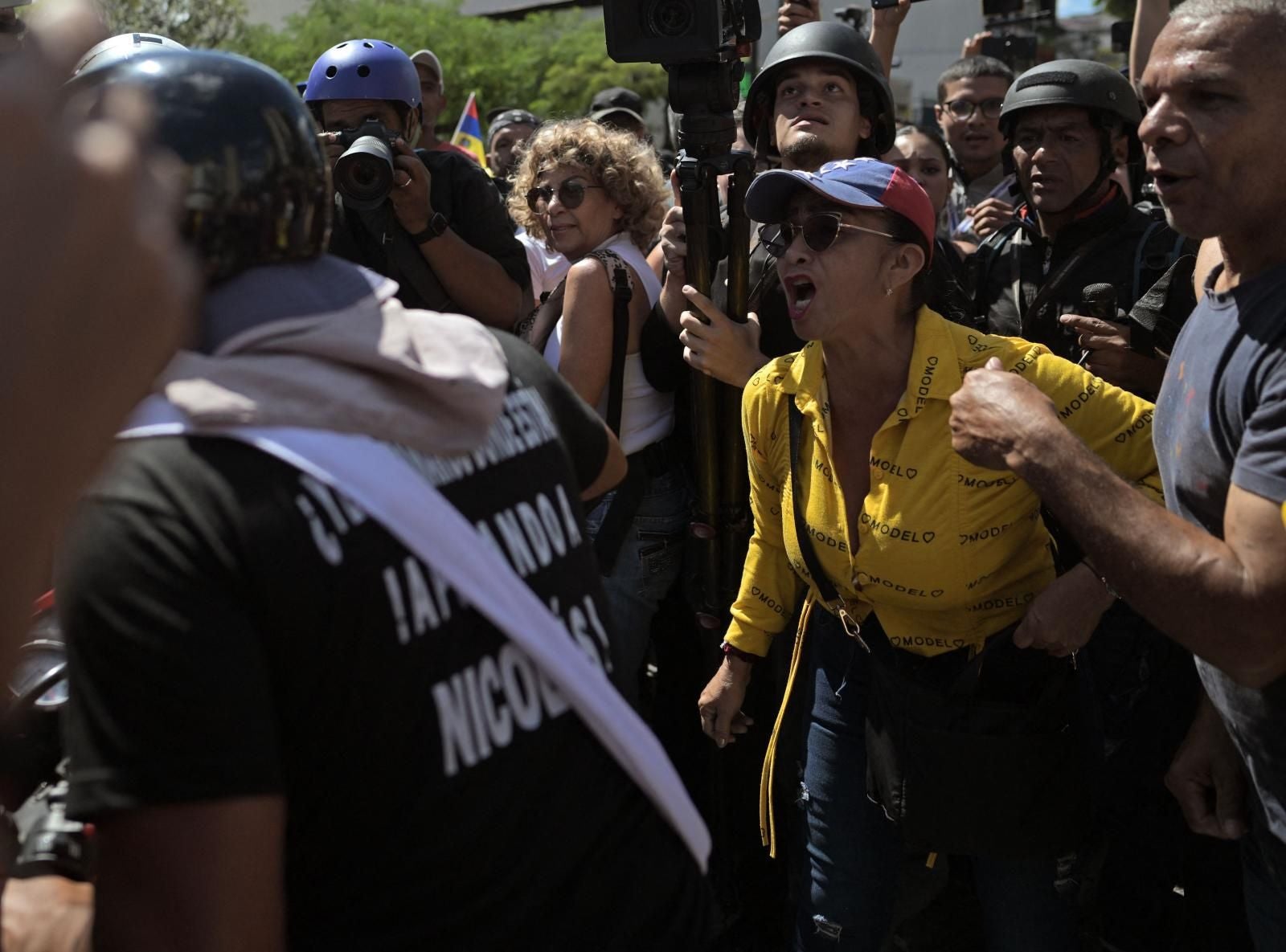 Fotografías: los opositores al chavismo se concentran en Caracas ante la presencia de las nuevas milicias civiles armadas