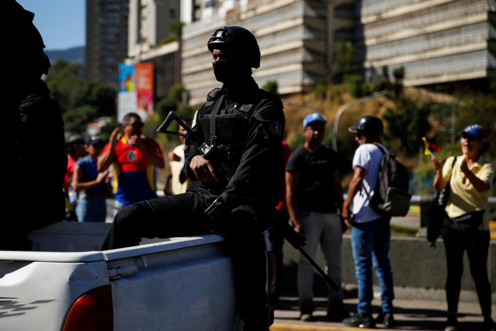 Fotografías: los opositores al chavismo se concentran en Caracas ante la presencia de las nuevas milicias civiles armadas