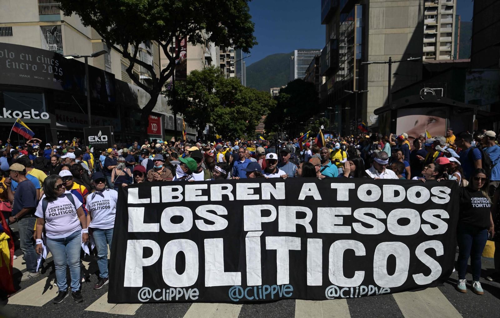 Fotografías: los opositores al chavismo se concentran en Caracas ante la presencia de las nuevas milicias civiles armadas