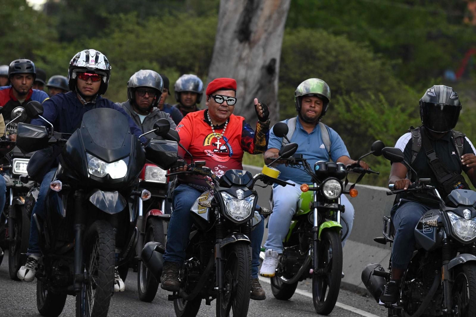 Motoristas chavistas respaldan con caravanas un controvertido tercer mandato de Maduro.