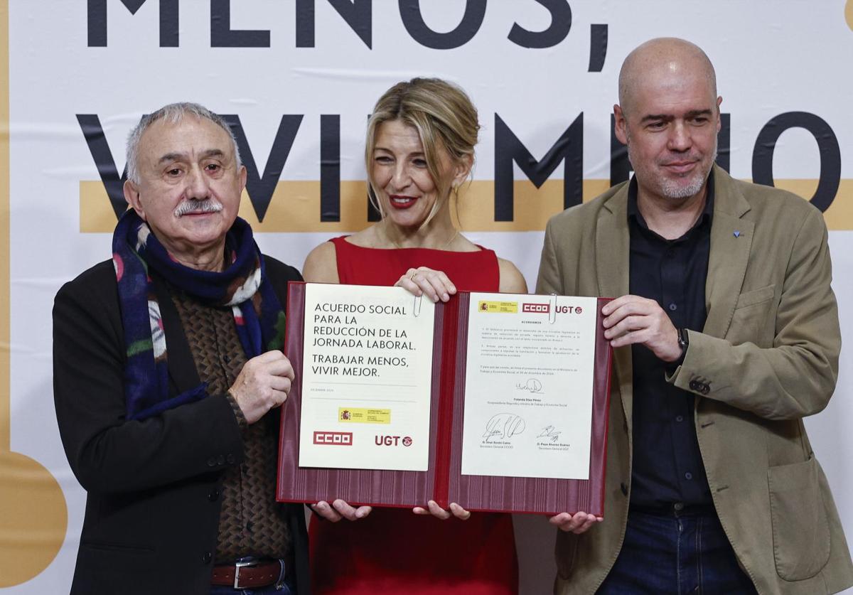 La vicepresidenta segunda, Yolanda Díaz, junto a los líderes de UGT (izq.) y CC OO.