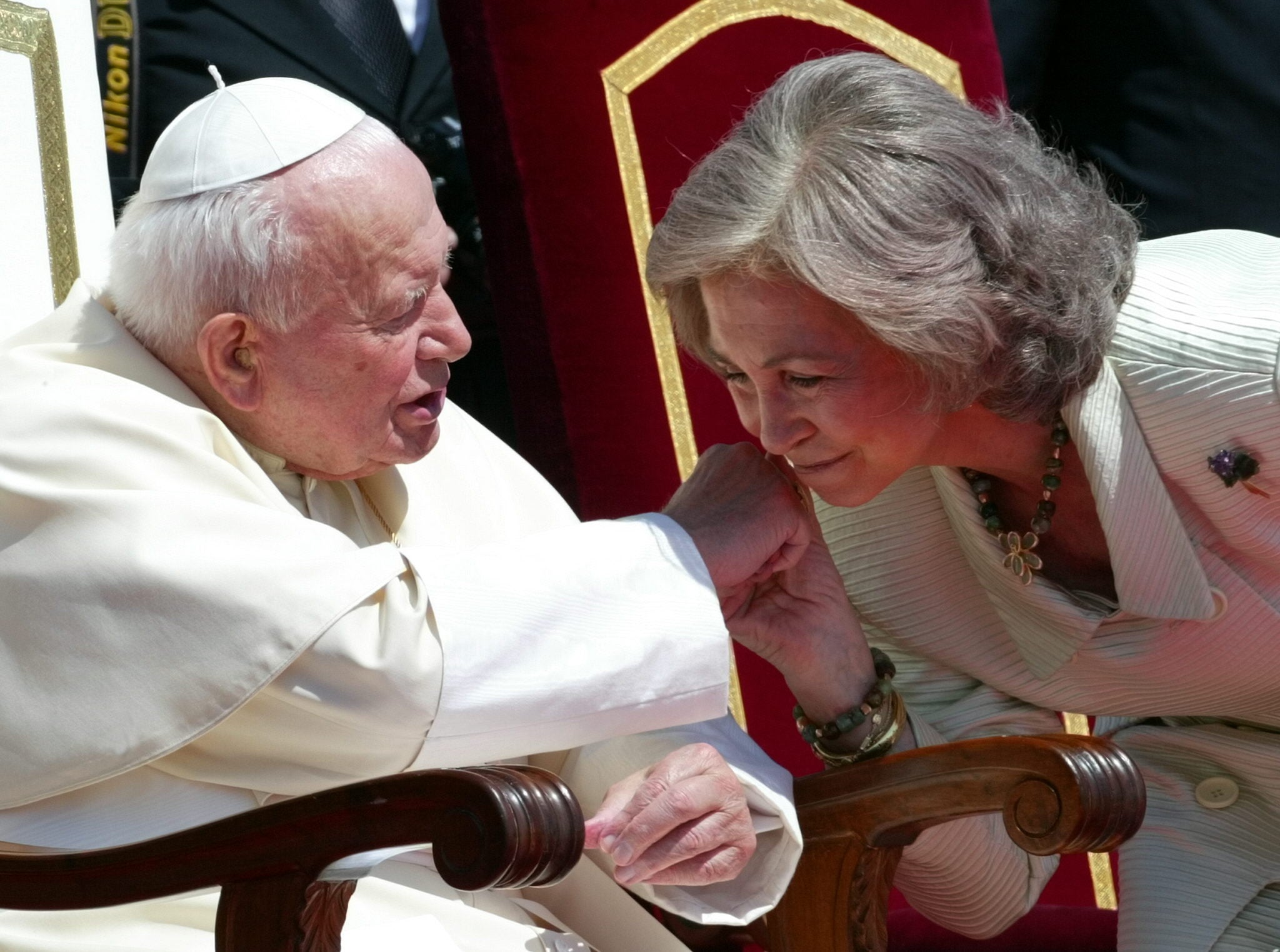 La reina Sofía besa la mano del Papa Juan Pablo II en su visita a Madrid en 2003.