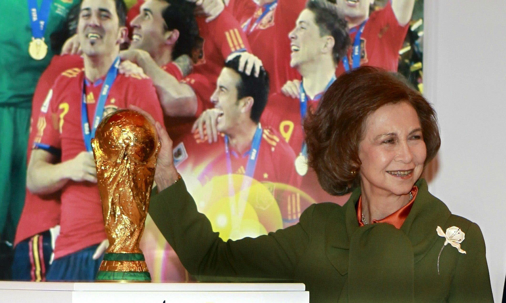 La Reina toca la Copa del Mundo de fútbol durante la inauguración de la XXXI edición de la Feria Internacional de Turismo de Madrid, Fitur.