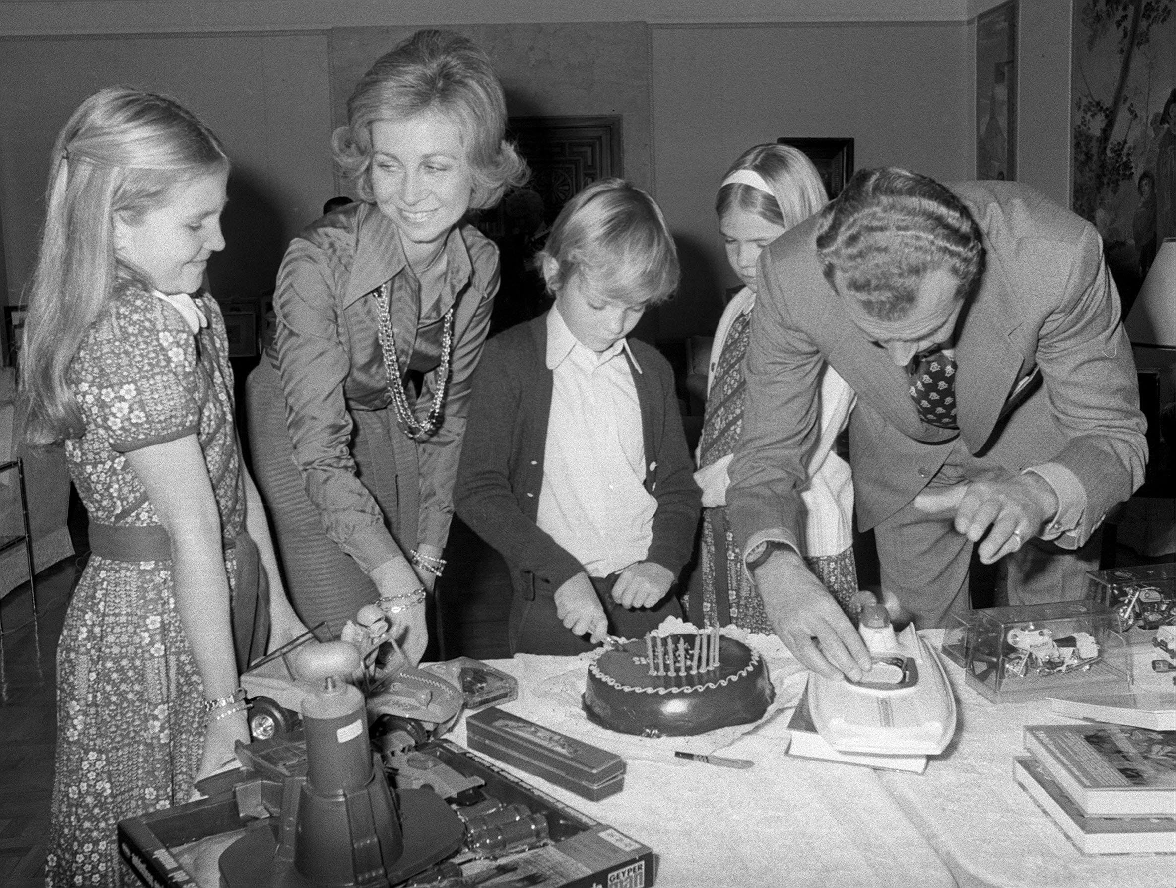 El Príncipe Felipe corta la tarta de su octavo cumpleaños ante la mirada de la reina Sofía y las infantas Elena y Cristina.