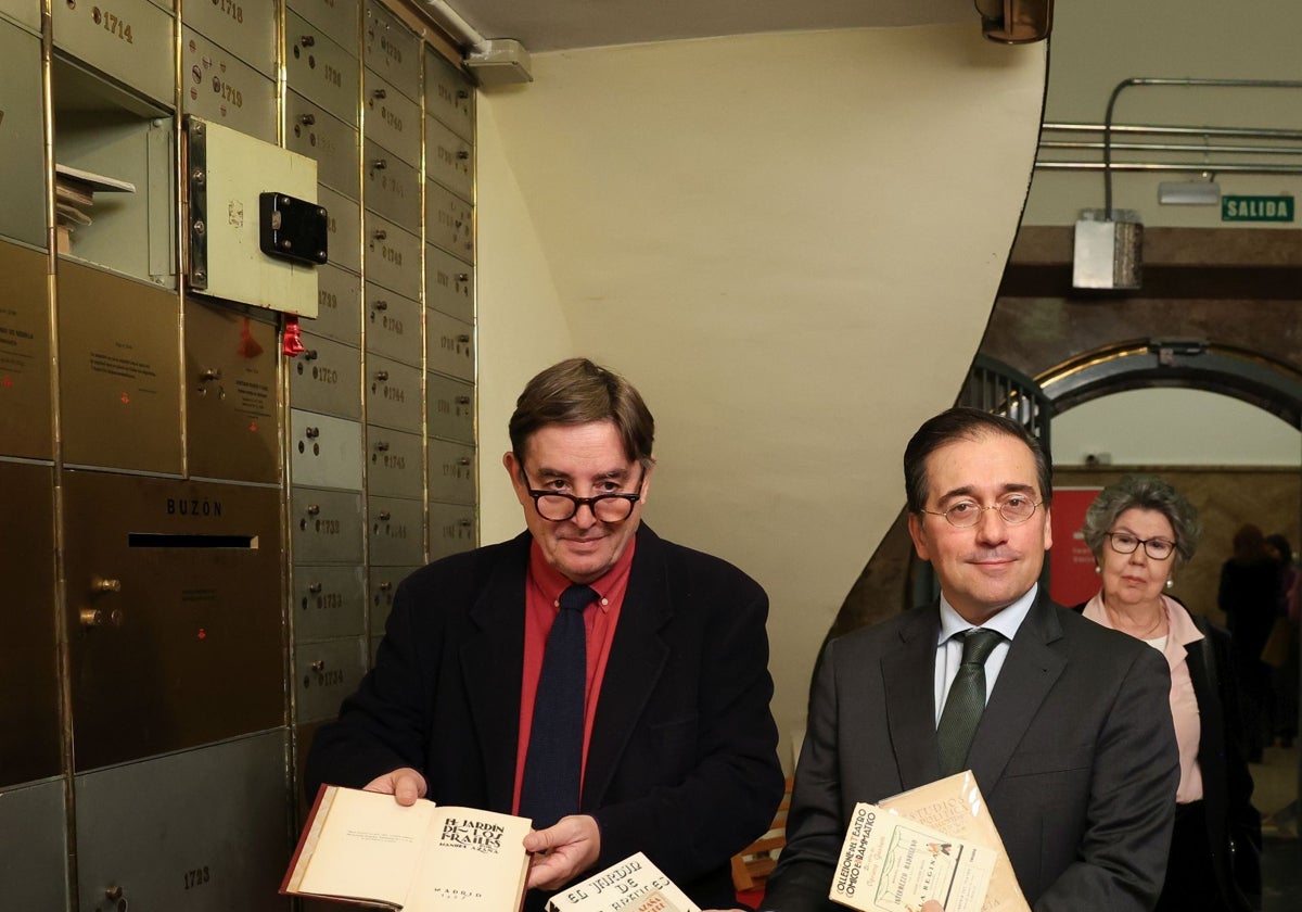 García Montero y Albares depositan el legado de Manuel Azaña en la Caja de las Letras del Instituto Cervantes.