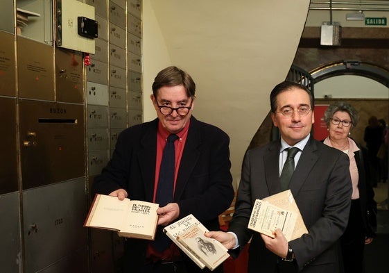 García Montero y Albares depositan el legado de Manuel Azaña en la Caja de las Letras del Instituto Cervantes.