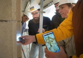 Observando con un microscopio uno de los fósiles aparecidos en la torre, a unos cuarenta y cinco metros de altura.