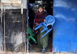 Una familia, en un precario albergue del campo de reclusión de Roj, en Siria.