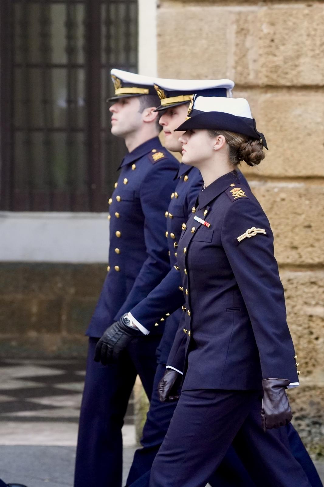 Imagen secundaria 2 - Baño de cariño de Cádiz a la princesa Leonor y a sus compañeros de Elcano