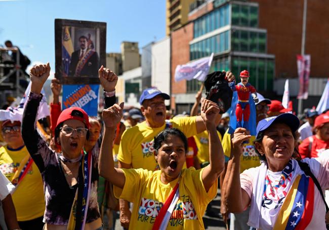 Un grupo de simpatizantes jalea la proclamación.