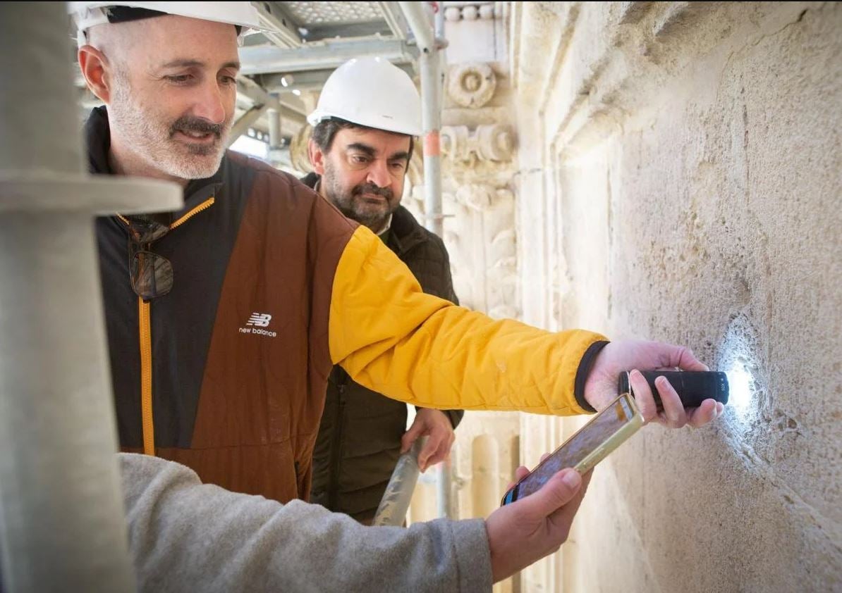 Imagen principal - Descubriendo los fósiles en la torre de la Catedral.