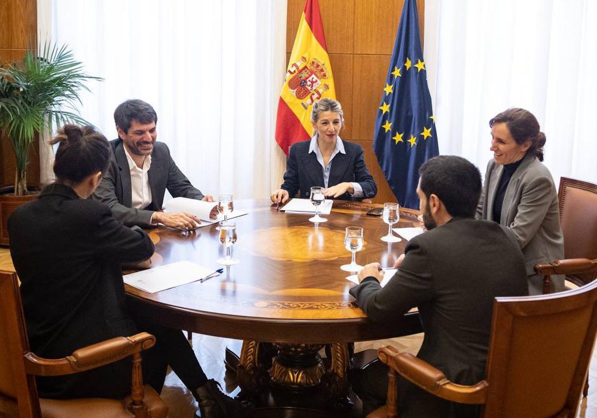 La vicepresidenta Yolanda Díaz y los cuatro ministros de Sumar durante la reunión que han mantenido este viernes.