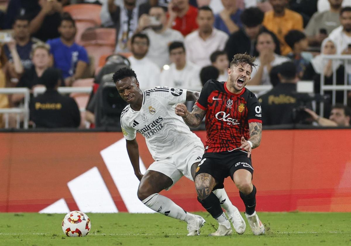 Vinicius y Maffeo, durante un lance del duelo entre el Real Madrid y Mallorca.