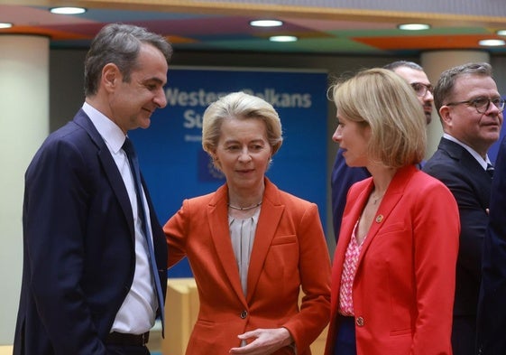 El primer ministro griego Kyriakos Mitsotakis charla con la presidenta de la Comisión Europea, Ursula von der Leyen, y la jefa de la diplomacia europea, Kaja Kallas.