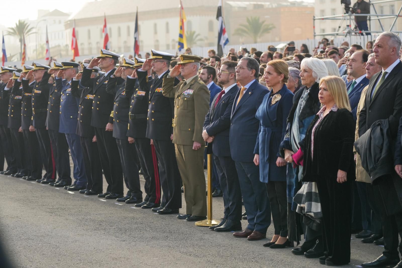 Las autoridades se despiden de la princesa Leonor y sus compañeros.