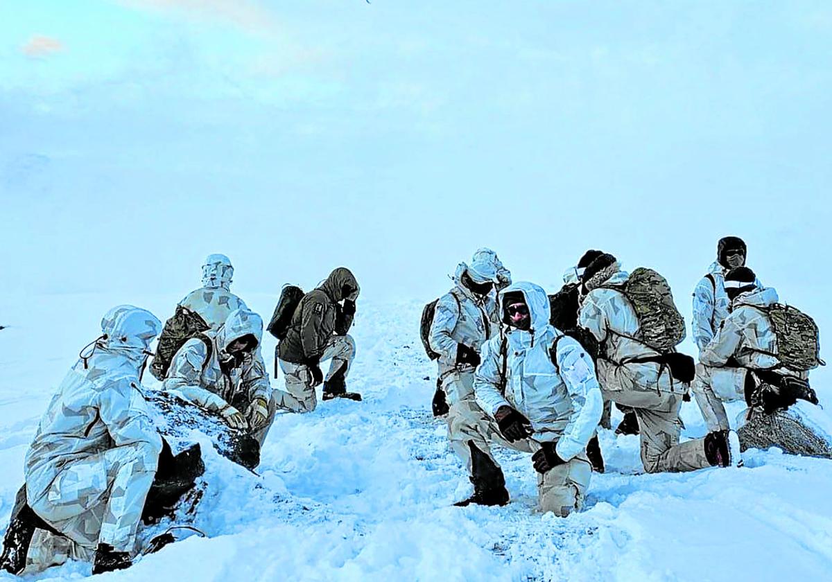 Un grupo de militares daneses realiza un ejercicio en suelo groenlandés.