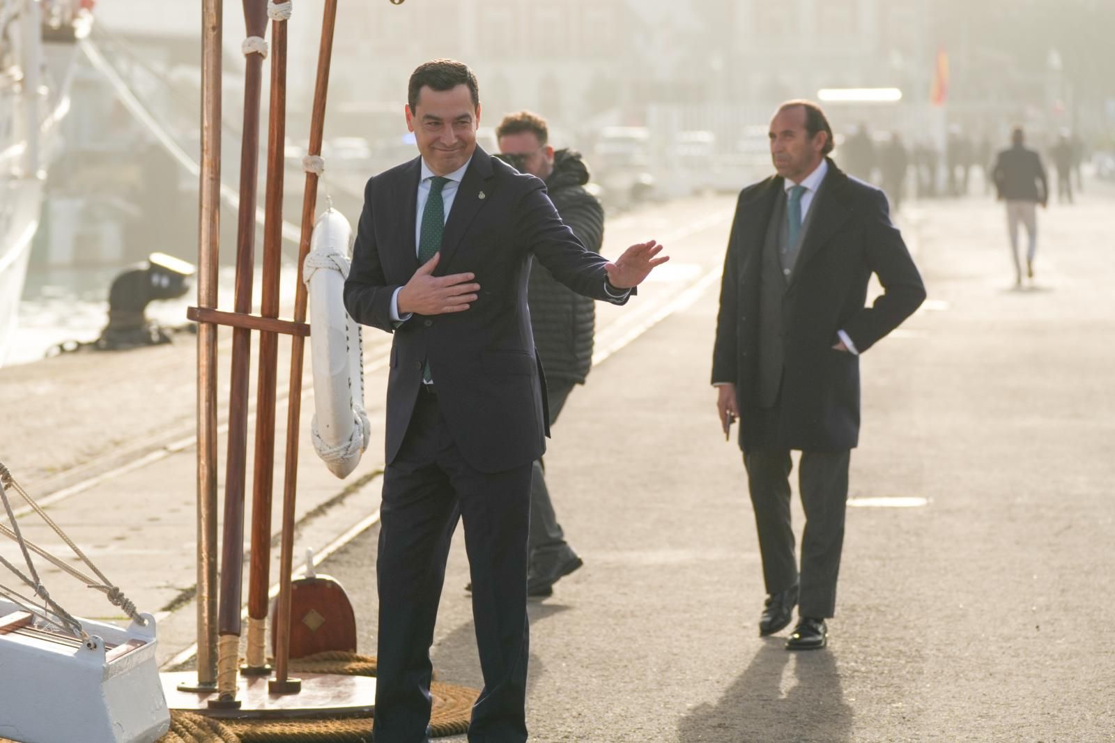 El presidente de la Junta de Andalucía, Juanma Moreno, subiendo al buque. 