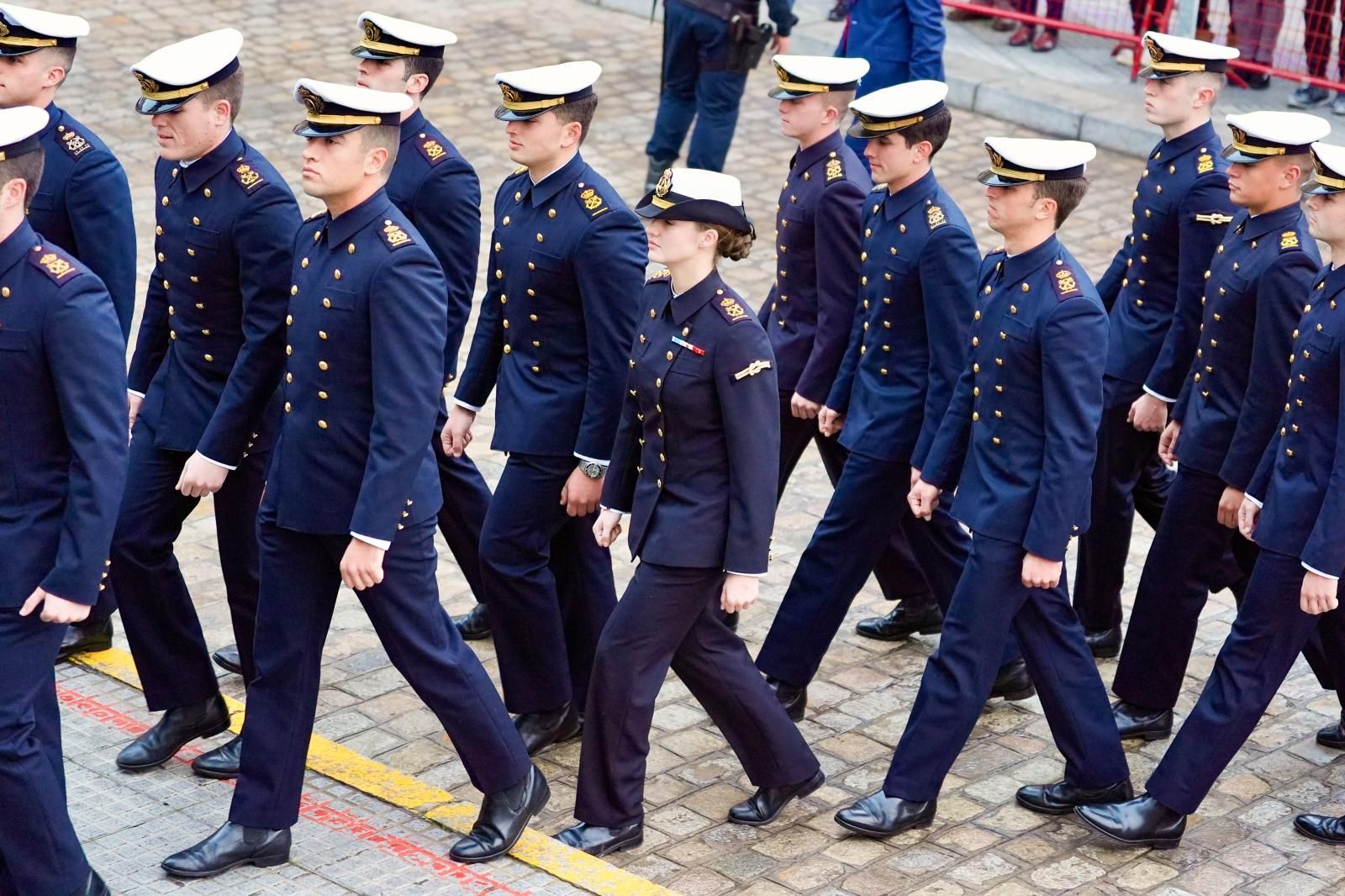 La princesa de Asturias a la entrada de la Iglesia de Santo Domingo de Cádiz donde los guardiamarinas han ido a misa antes de partir a bordo del buque escuela Juan Sebastián Elcano. Leonor realizará la misma travesía que protagonizó su padre en 1987. 
