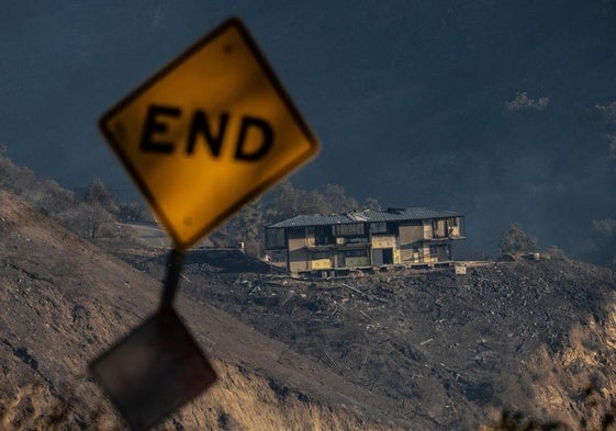 Una mansión reducida a cenizas en la costa de Malibú, en los Ángeles, donde la ola de incendios ha sido especialmente devastadora.