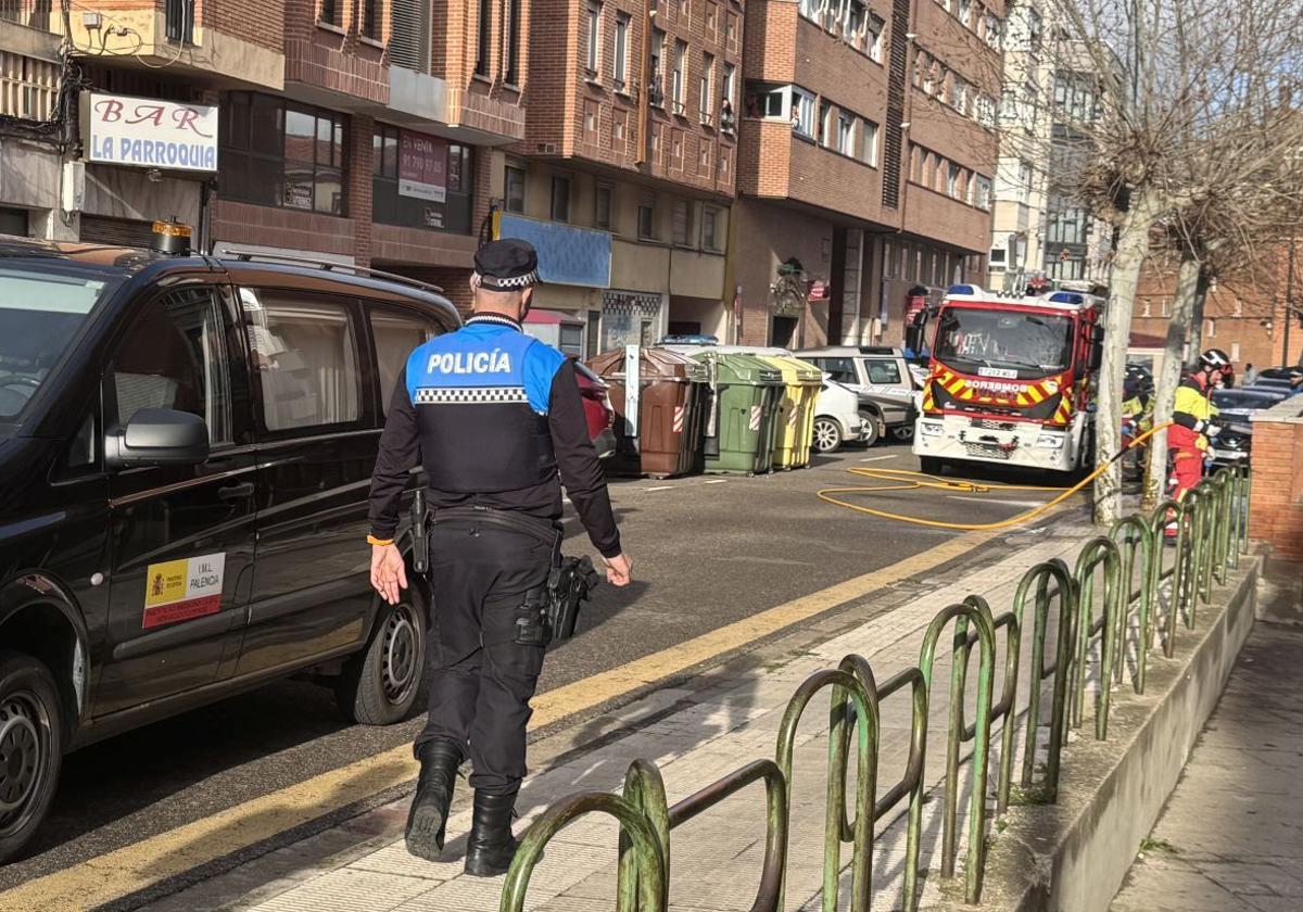 Servicios forenses, Policía y bomberos, en la calle del suceso.