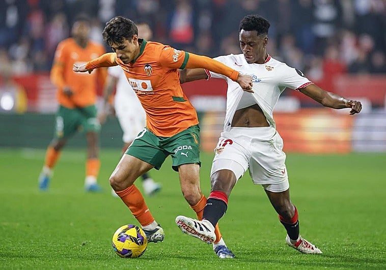 Pedrosa rescata un punto 'in extremis' para el Sevilla y deja colista al Valencia