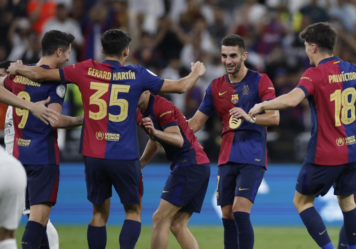 Los jugadores del Barcelona celebran la Supercopa de España