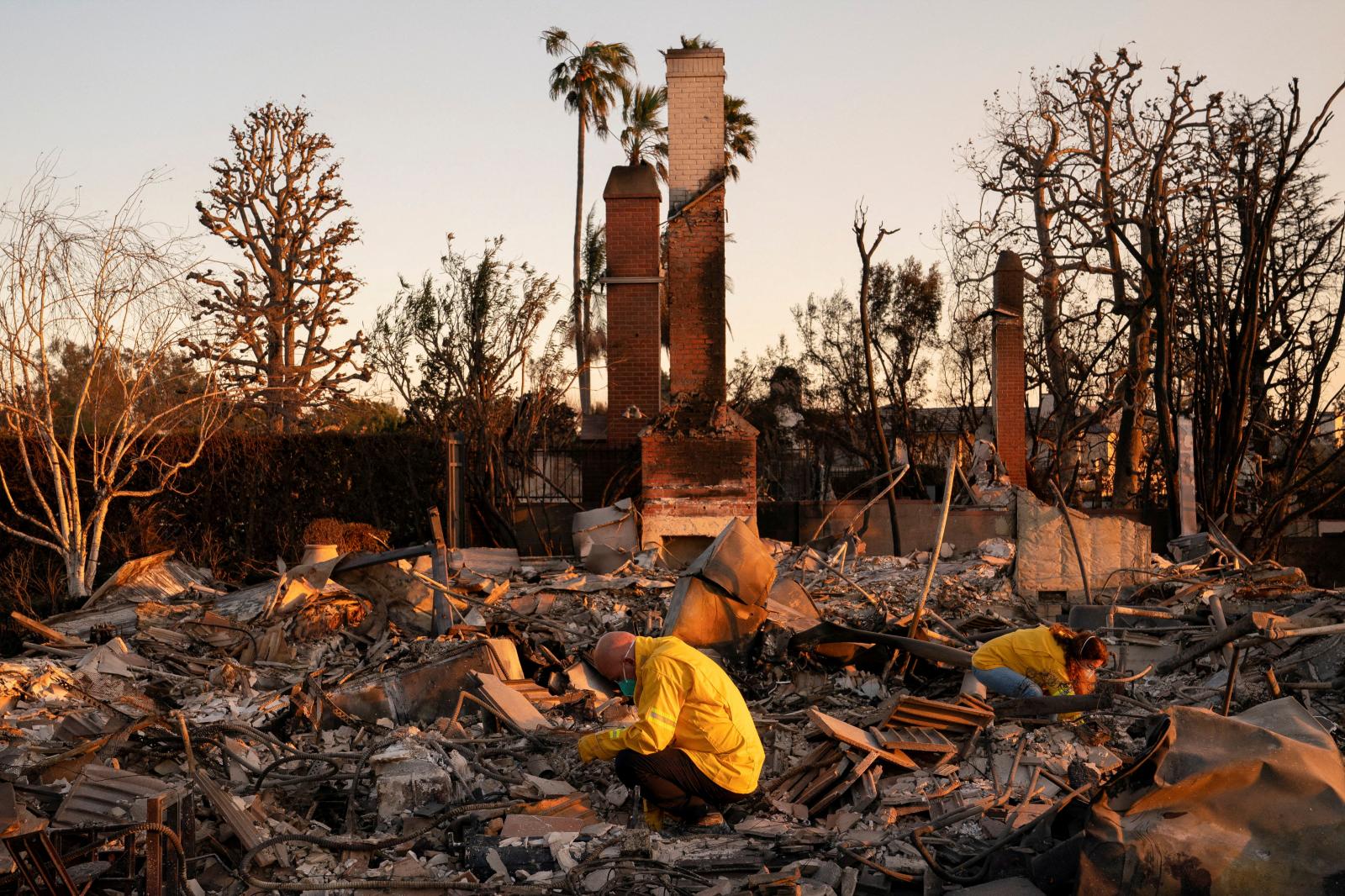 Una pareja mira los restos de su casa, completamente destruida por el incendio de Palisades, en Los Ángeles.