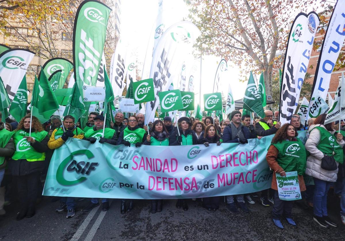 Protestas frente a la sede de Muface en Madrid.