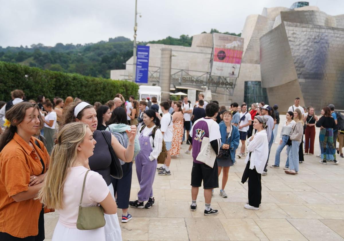 Turistas extranjeros de visita en Bilbao.