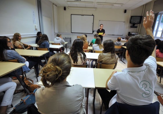 Un profesor imparte una clase en un colegio.