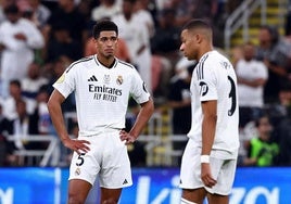 Bellingham y Mbappé, cariacontecidos por la debacle del Real Madrid en la Supercopa de España.