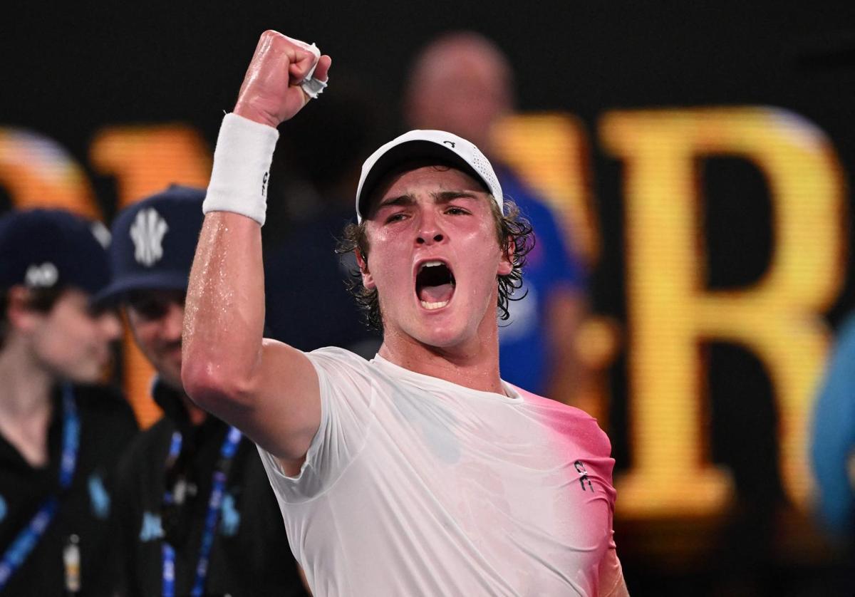 Joao Fonseca celebra su triunfo ante Rublev.