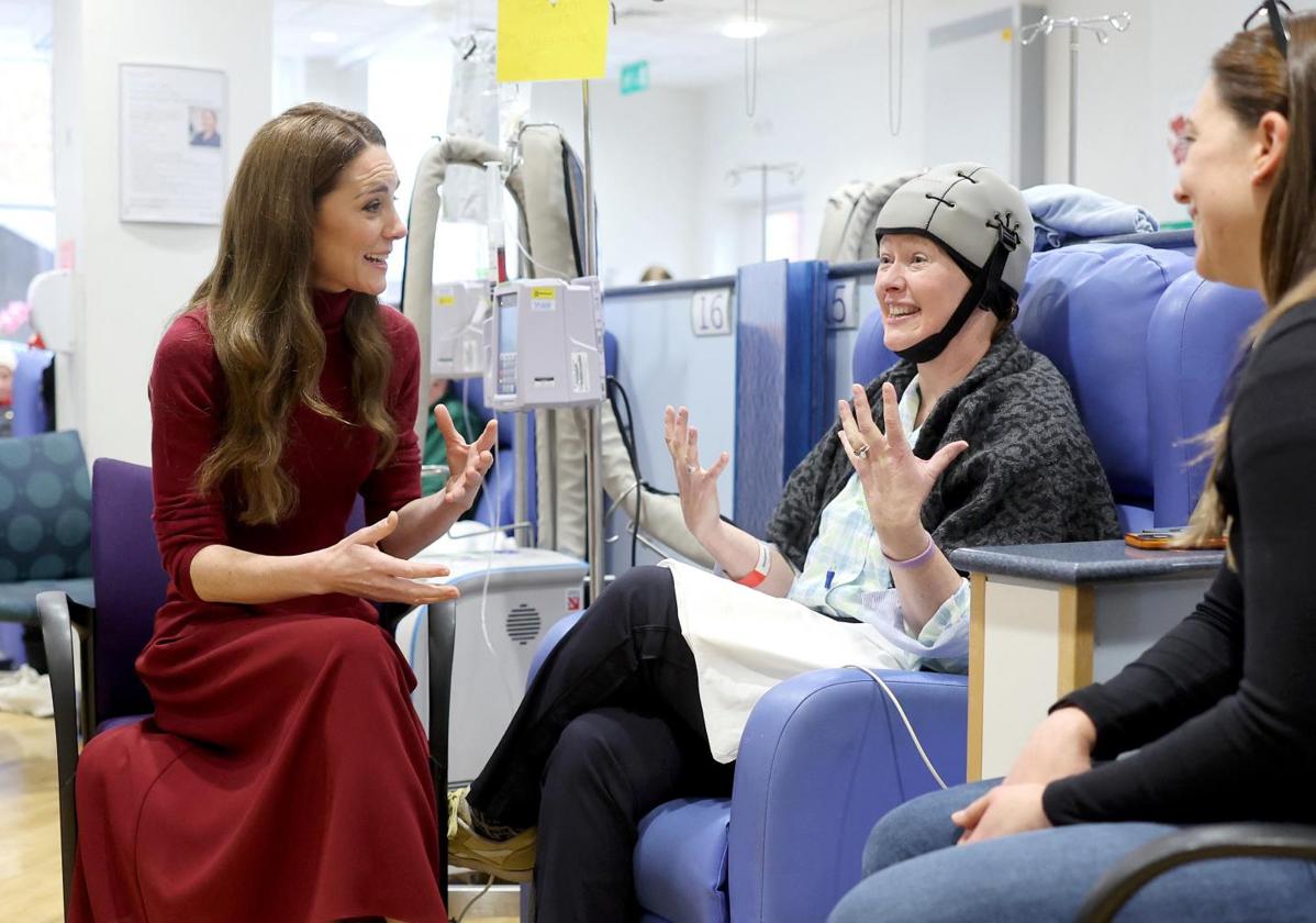 Kate Middleton visita el hospital donde fue tratada por el cáncer.