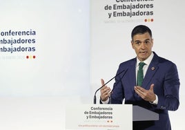 El presidente del Gobierno, Pedro Sánchez, da un discurso durante la IX Conferencia de Embajadores de España, este martes, en el Ministerio de Exteriores en Madrid