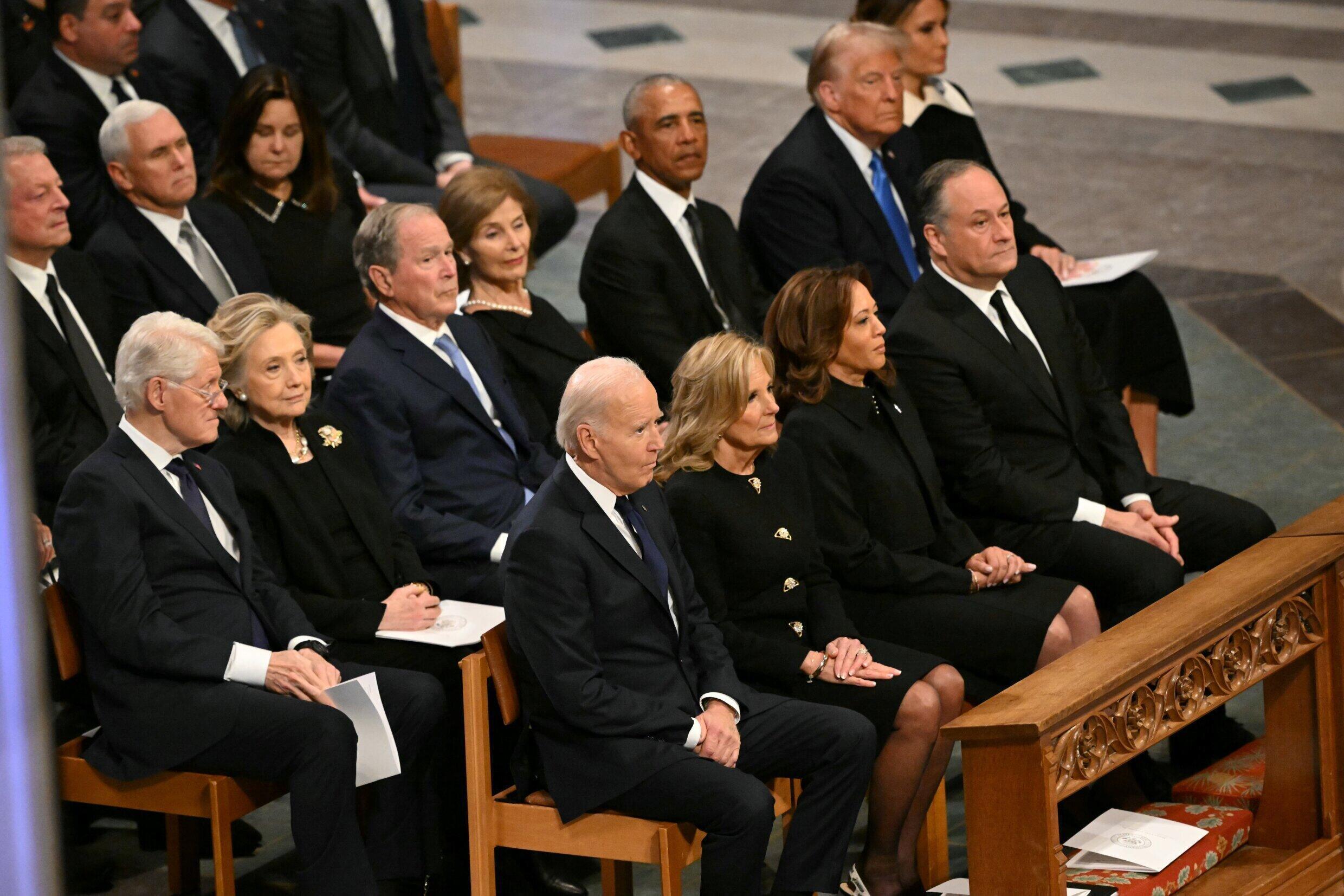 Barack Obama junto a los Trump, y en la misma bancada, los matrimonios Bush y Clinton durante el funeral de Jimmy Carter.