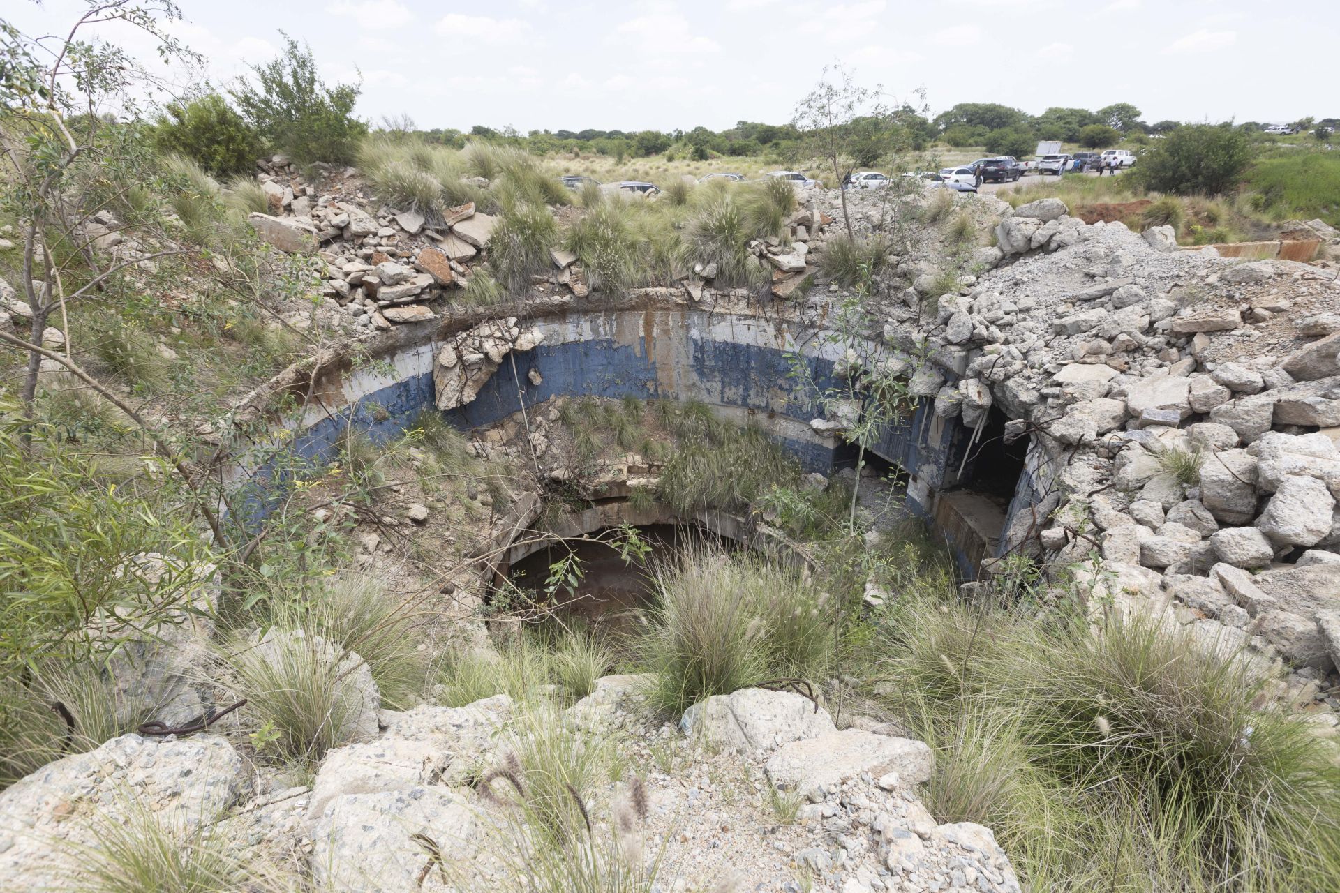 Un pozo de mina cercano en desuso muestra la naturaleza peligrosa de los antiguos yacimientos que utilizan los mineros ilegales.