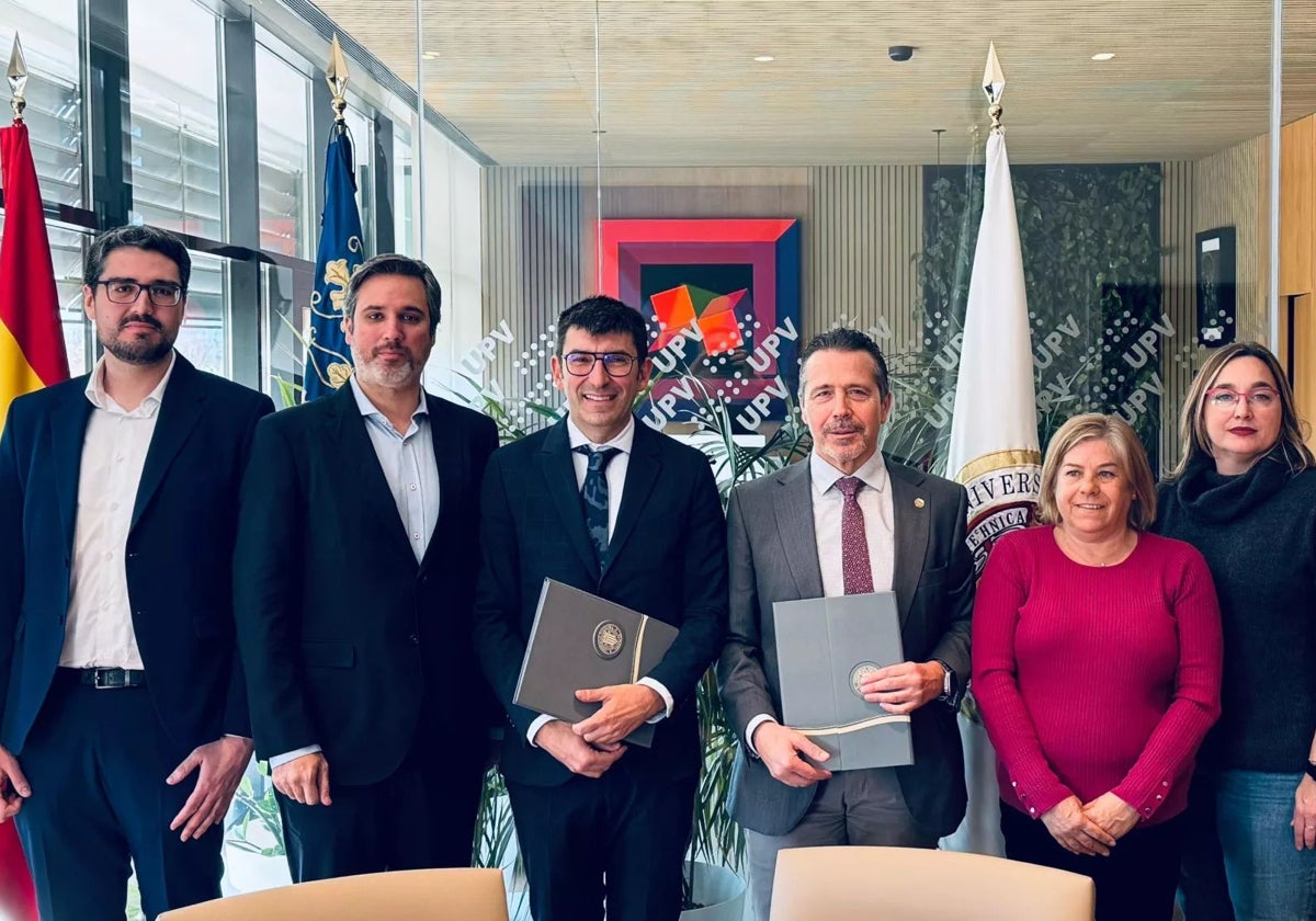 Foto de familia de los representantes de Renault y la Universidad de Valencia durante la firma