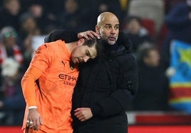 Pep Guardiola, con Stefan Ortega tras el encuentro en Gtech Community Stadium