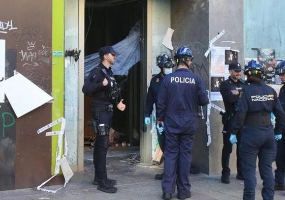 Agentes de la Policía Nacional en el exterior de la antigua oficina bancaria en la que ocurrieron los hechos.