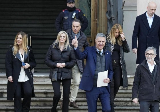 El alcalde de Badalona, el popular Xavier García Albiol (c), abandonó esta mañana la Audiencia de Barcelona tras recibir la sentencia del juicio por las antenas