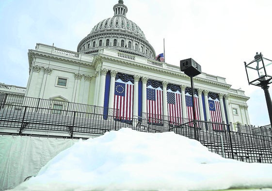 La nieve se acumula junto al Capitolio.