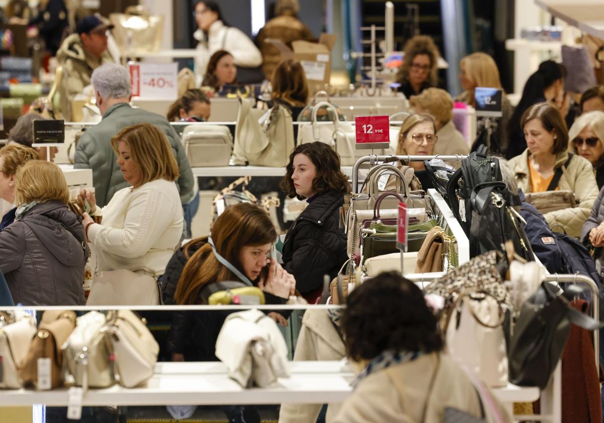 Tiendas llenas de gente comprando en Madrid.