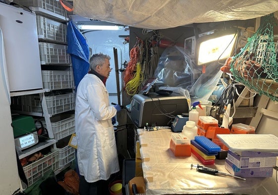 El científico Antonio Alcamí en el laboratorio molecular móvil.