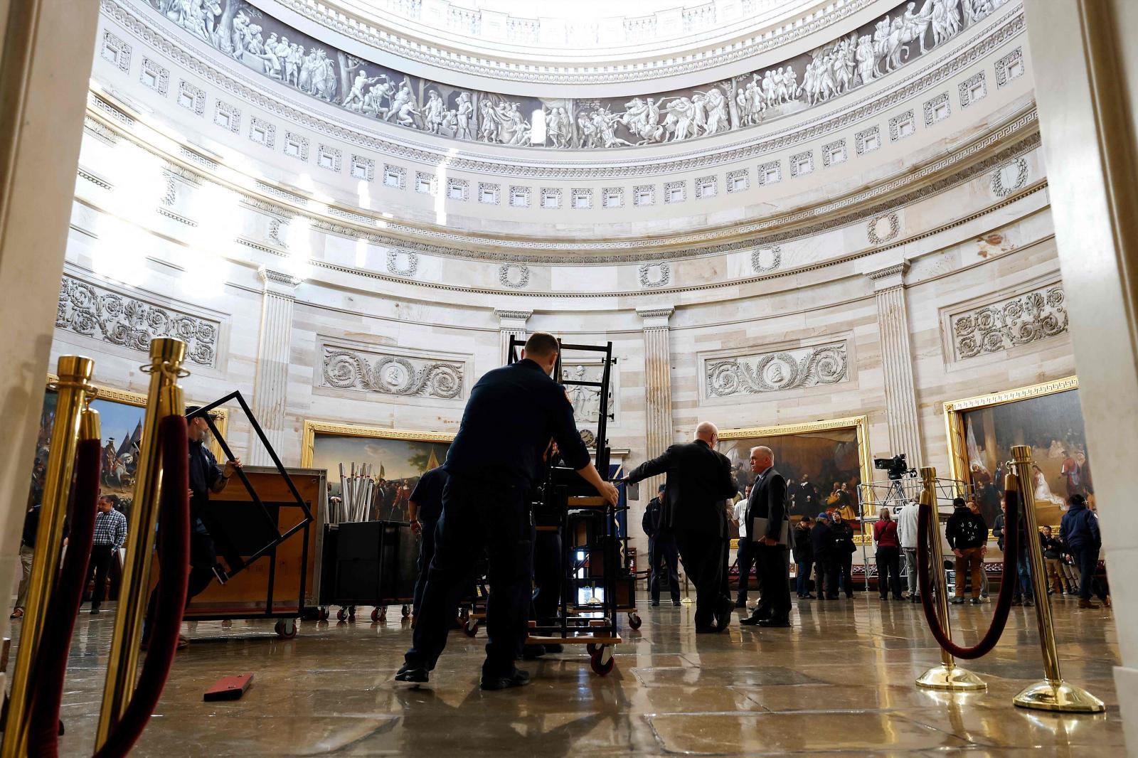 Los operarios y organizadores trabajan en la Rotonda del Capitolio para preparar la juramentación