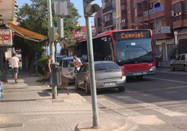 Un autobús de la EMT a su paso por Pinedo.