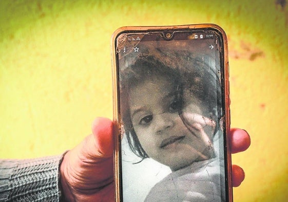 Zainbu Mohamed muestra una foto de su hija Naha, de 4 años, que debe ser intervenida de urgencia.