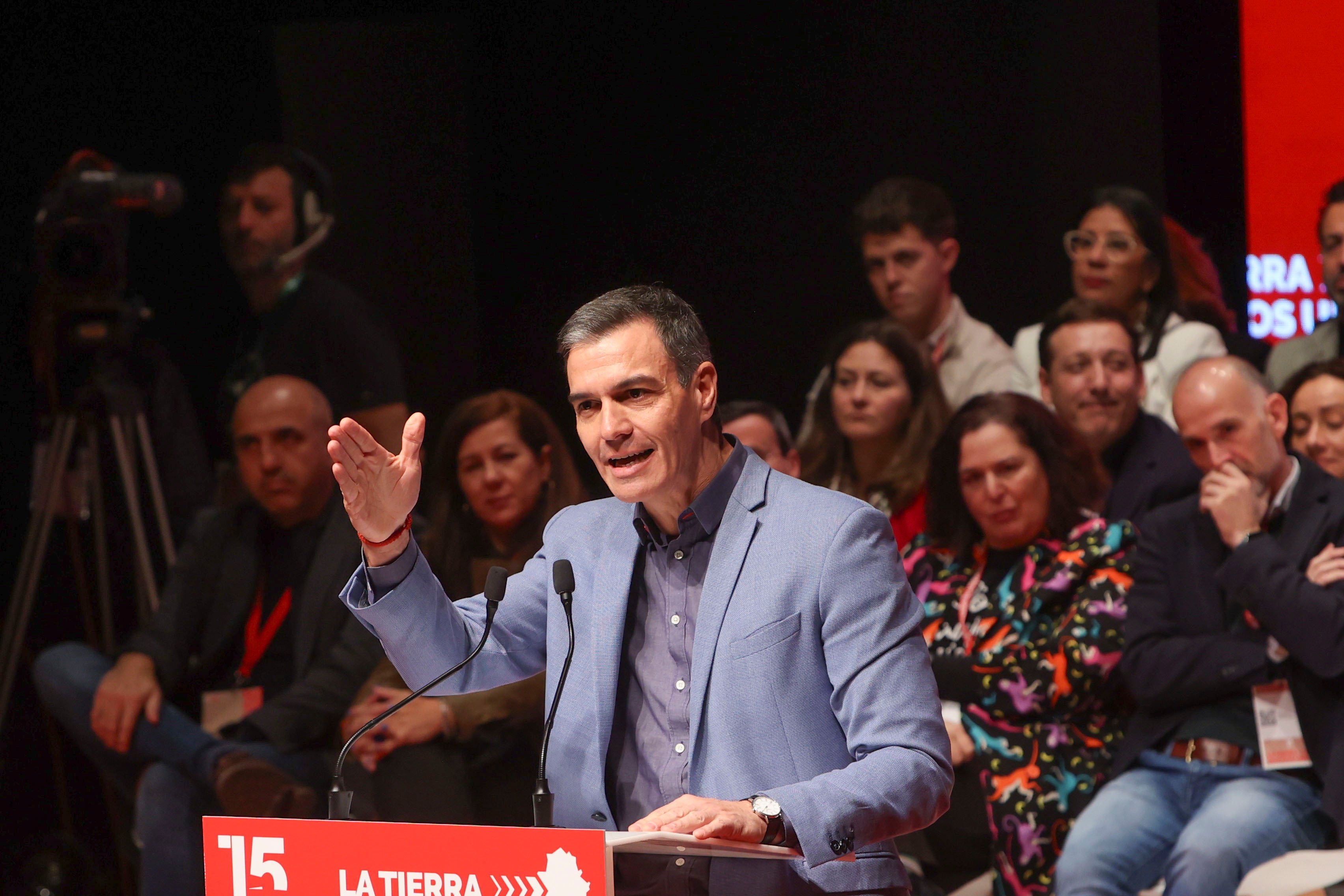 El presidente del Gobierno, en el congreso de los socialistas extremeños que ratificó a Miguel Ángel Garrido