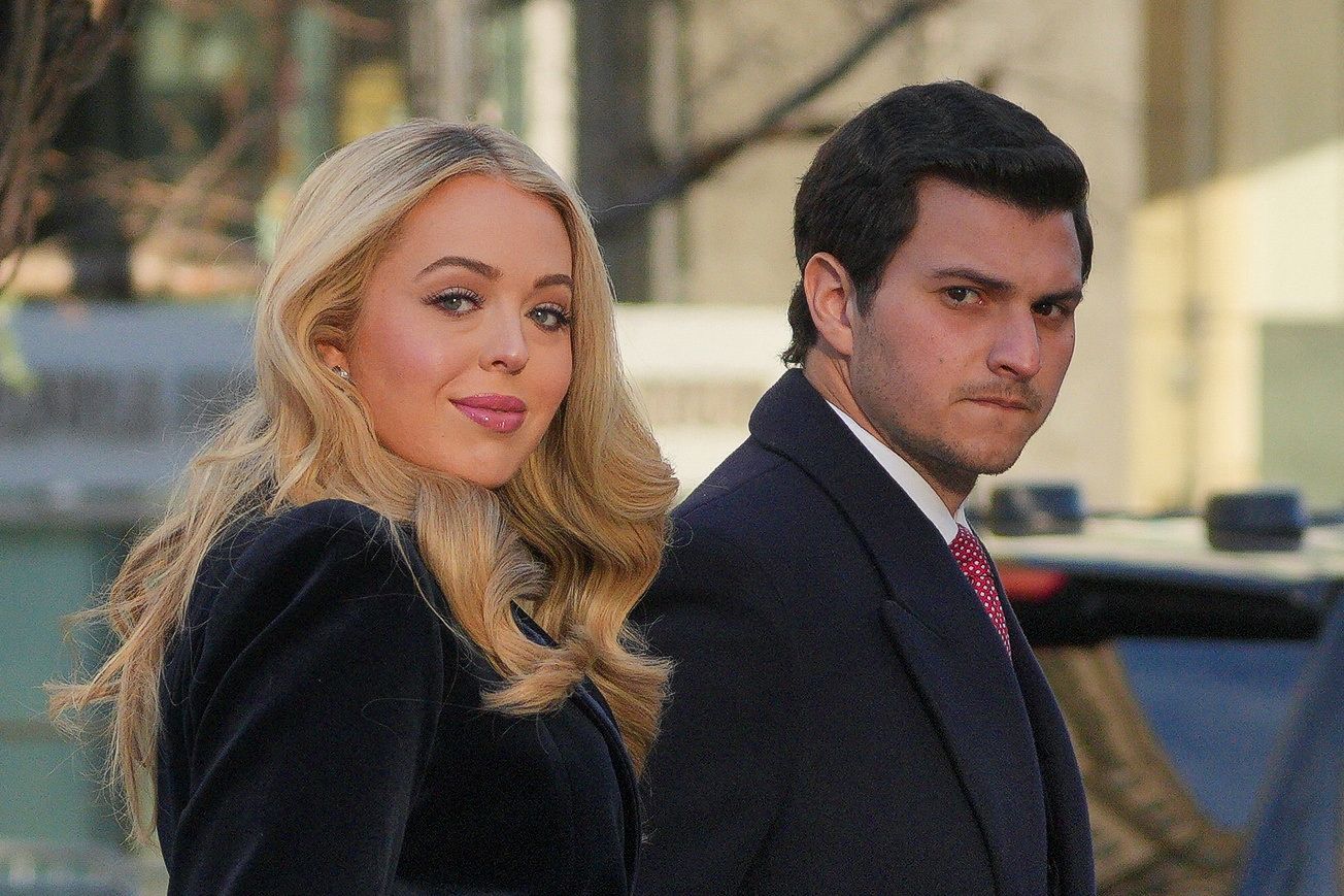 Tiffany Trump y su marido Michael Boulos llegan a la iglesia de St. John.