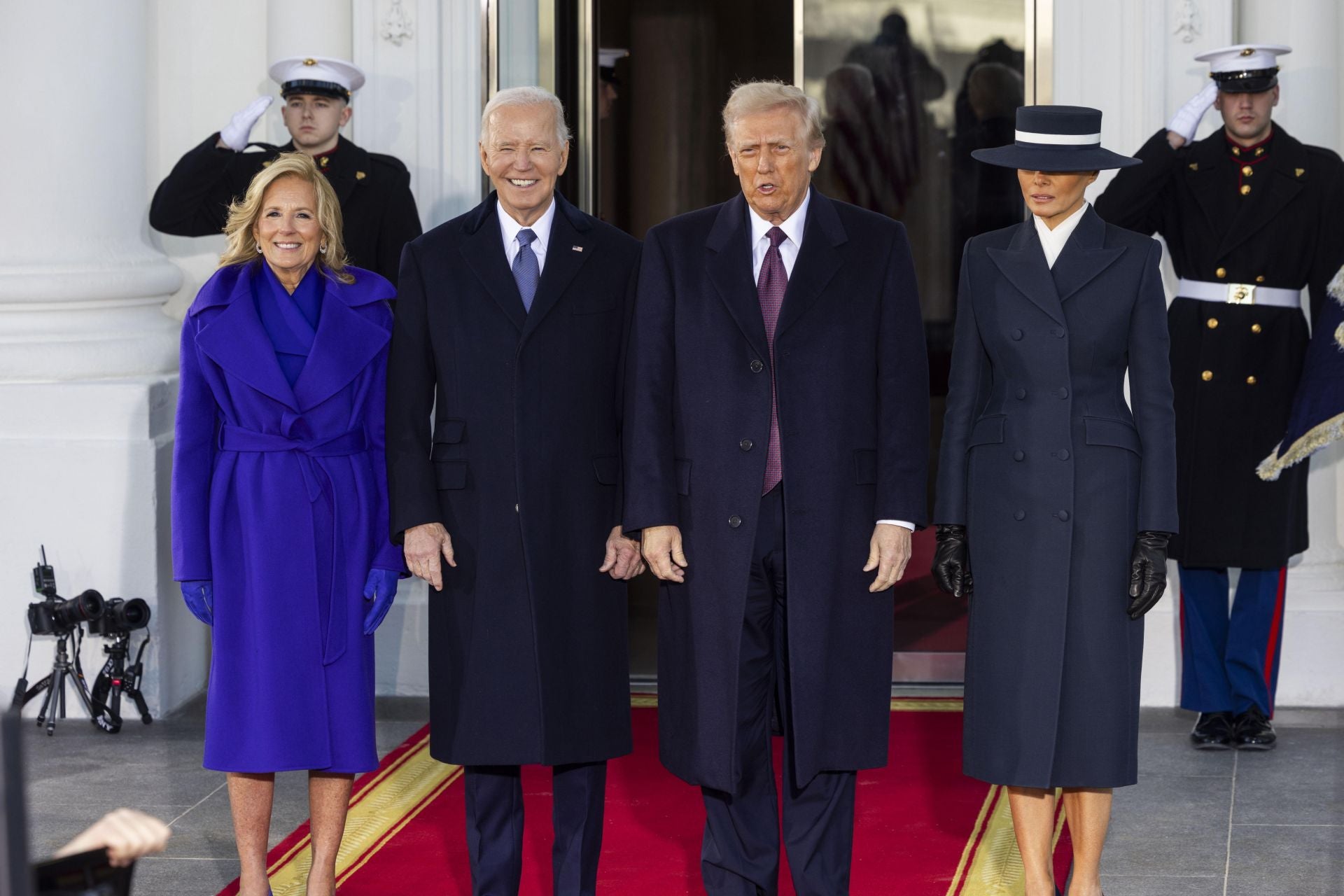 El Presidente de Estados Unidos Joe Biden y la Primera Dama Jill Biden dan la bienvenida a la Casa Blanca al Presidente electo Donald Trump y su mujer Melania Trump.