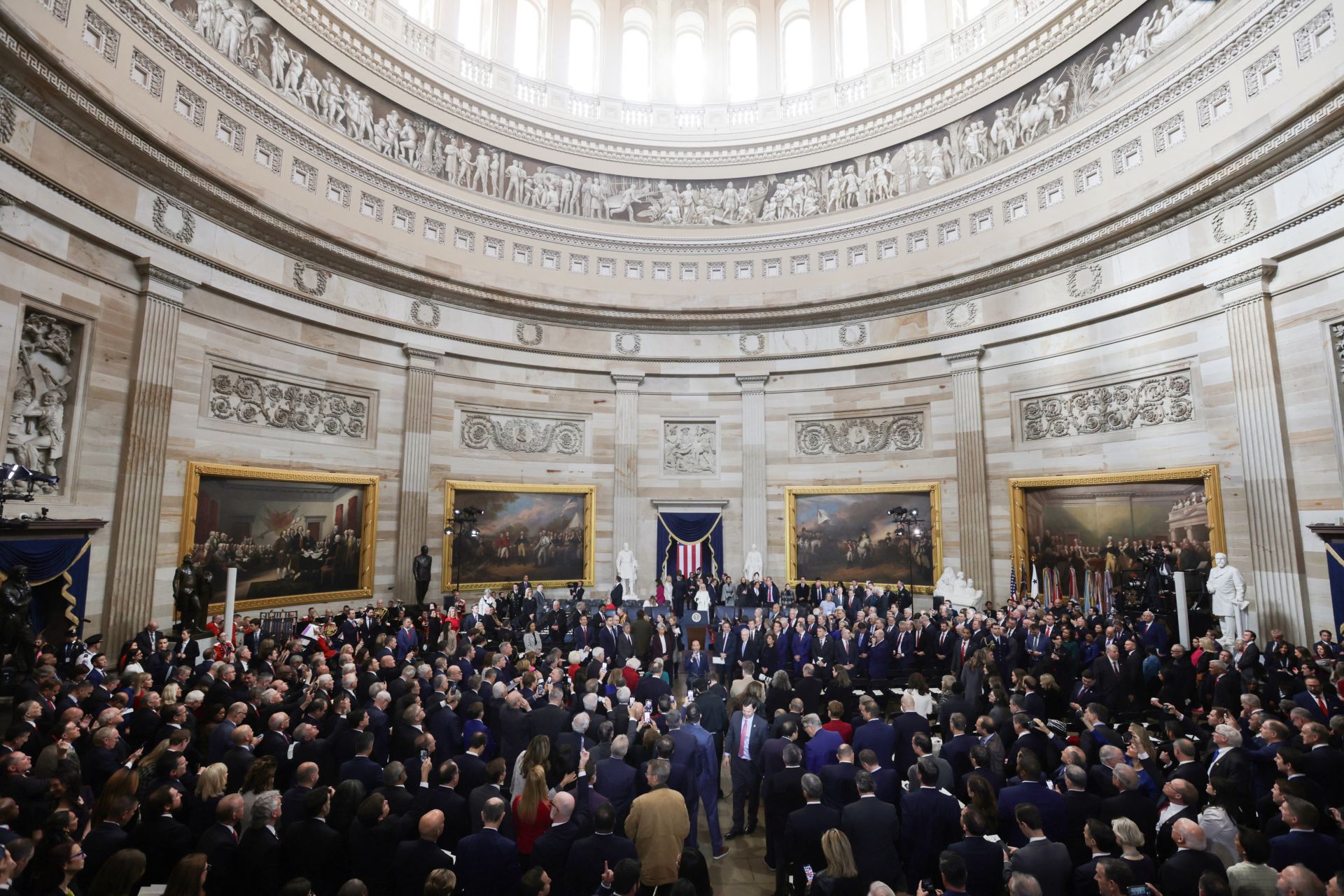 Los invitados a la Investidura de Donald Trump esperan la llegada del presidente electo Donald Trump.